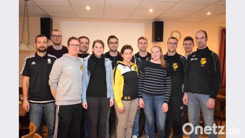 Mit einer verjüngten Führungsmannschaft startet der SF Weidenthal/Guteneck in eine neue Legislaturperiode. Weiterhin an der Spitze stehen Vorstand Franz Kirchberger (rechts) und seine Stellvertreterin Maria Böckl (Sechste von rechts). Bild: bnr