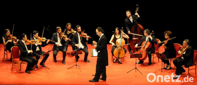 Das &quot;Concerto scherzetto&quot; unter der Leitung von Dirigent Jordi Purtí findet im Stadttheater Amberg ein begeistertes Publikum. Bild: Stephan Huber