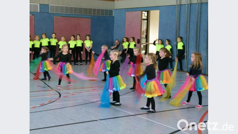 Mit viel Tüll begeistern die &quot;Twinkle-Dancers&quot; ihr Publikum. Die &quot;Freaky-Dancers&quot; stehen bereits für ihren Einsatz bereit. Bild: rn