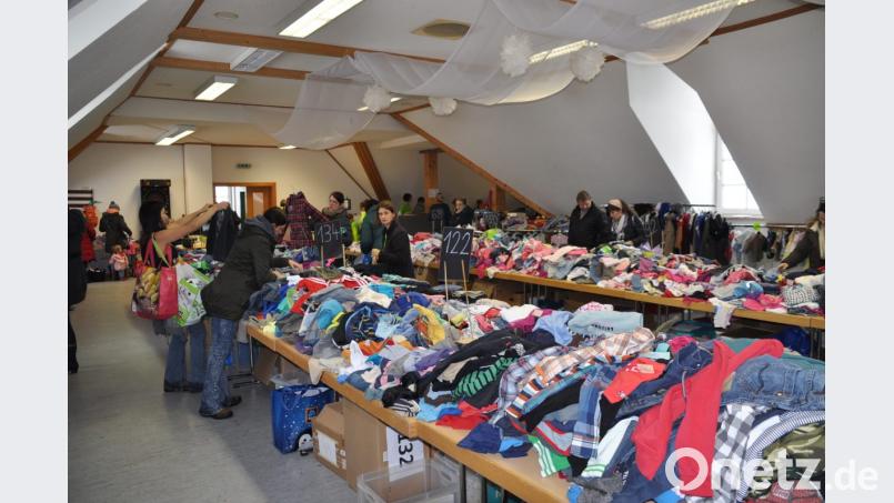 Die Auswahl ist riesig beim Flohmarkt im Mehrzweckraum des Sportheimes. Umso größer ist die Wahrscheinlichkeit, etwas Passendes für den Nachwuchs zu finden. Bild: ak