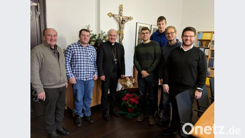 Die Delegation aus Fockenfeld in Regensburg: von links Bernhard Fuchs, Maximilian Völkl, Bischof Rudolf Voderholzer, Simon Doering, Christian Großmann, Alexander Arnstadt, Raphael Steinhofer. Bild: exb