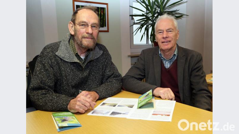 Die Vorsitzenden des Bund Naturschutz, Klaus Pöhler (links) und Arnold Kimmerl appellieren an die Behörden, beim Schnitt des Straßenbegleitgrüns vorsichtiger zu Werke zu gehen. Bild: Hösamer