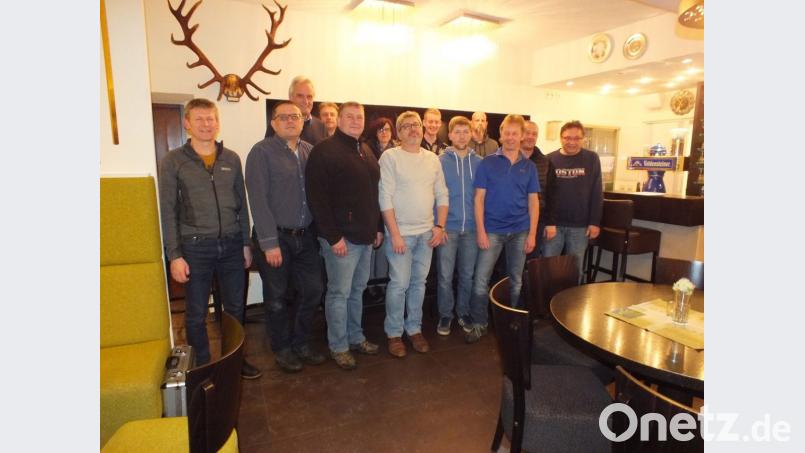 Vorsitzender des Fischerclubs bleibt Günther Serfling (Dritter von rechts). Er kann sich auf seine Kollegen im Vorstand verlassen. Bürgermeister Manfred Kratzer (Dritter von links) gratuliert zu den Ergebnissen der Neuwahlen. Bild: soj