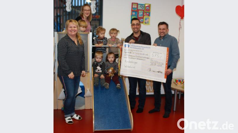575 Euro spenden JU und SV für die Kinderkrippe. Im Bild (links) Leiterin Stephanie Siegert mit Anja Birkner und Michael Haubner von der JU sowie (rechts) SV-Vorsitzenden Toni Härtl mit Kindern der Kinderkrippe Bild: lk