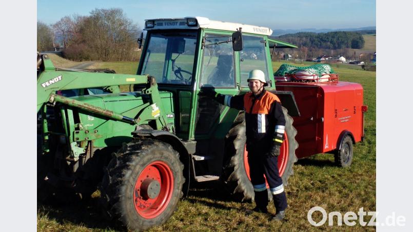 Beim ersten Einsatz dieses Jahres, einem Schlepperbrand, hat die Hannersgrüner Feuerwehr unter anderem die Verkehrsregelung übernommen. Zweiter Kommandant Martin Teicher war mit Traktor und Spritzenanhänger vor Ort. Bild: jml