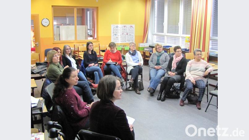 Die Arbeitsgruppe „Bildung und Umfeld“ zu Gast an der Grundschule Waldershof (von rechts: Inge Pannrucker, Pia Kürschner, Nicole Besold, Elisabeth Schieder, Petra Prölß, Bettina Müller, Gisela Worf, Jessika Wöhrl-Neuber, Astrid Baierl, Adele Pscherer, Martina Puff – Reihenfolge Stühle). Bild: Landratsamt Tirschenreuth/Sabine Frank