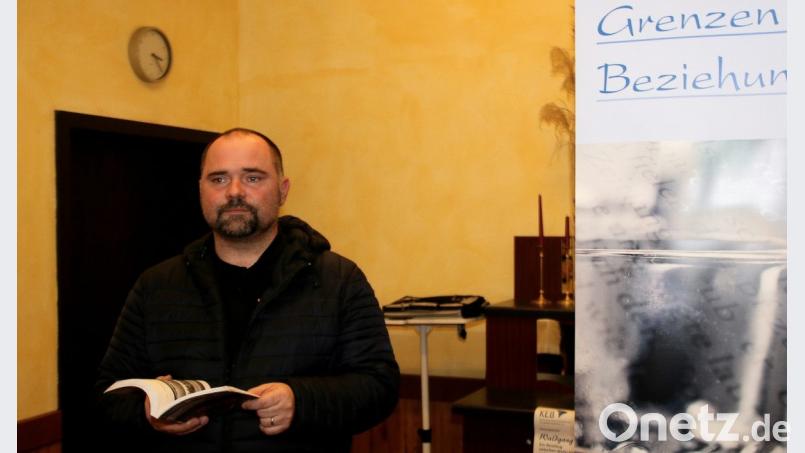 Petr Mikšícek ist gebürtiger Prager. Im „Literarischen Café“ zitierte er aus seinen Werken. Bild: wro