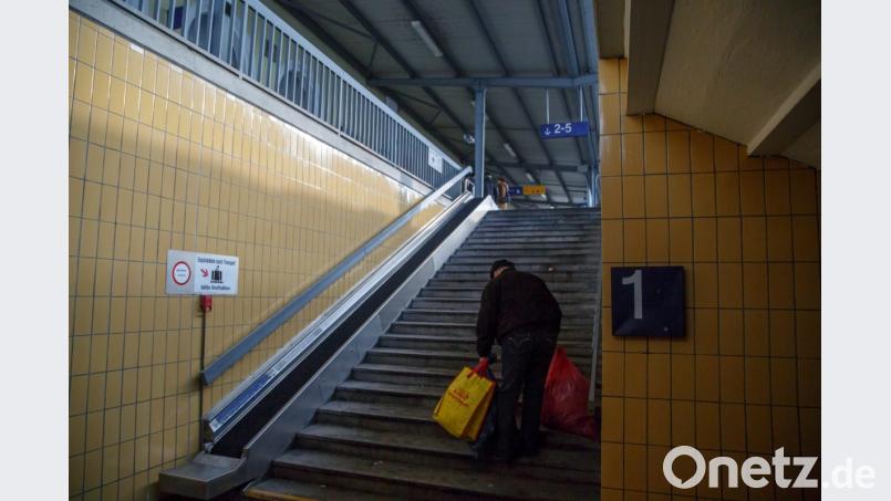 Mit viel Gepäck am Schwandorfer Bahnhof: Da wäre ein Aufzug nicht schlecht. Doch der barrierefreie Ausbau lässt auf sich warten. Die CSU im Stadtrat will einen Notbehelf. Bild: Hösamer