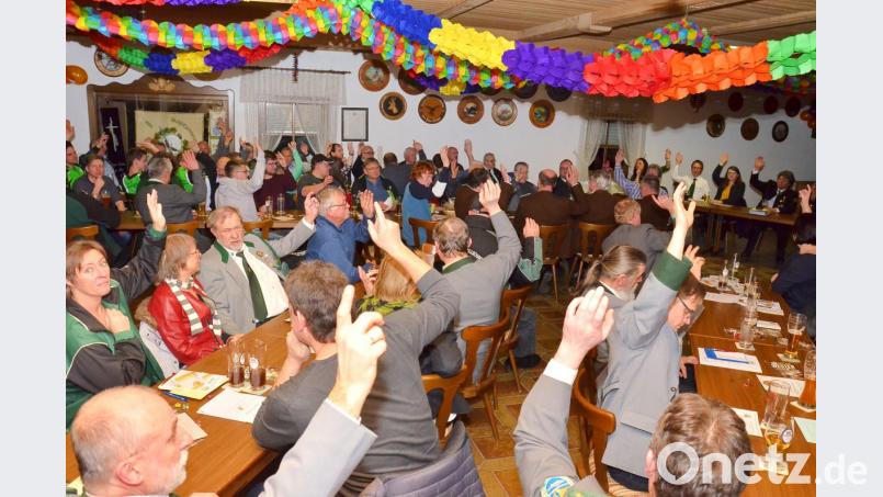 Die große Mehrheit der Delegierten stimmt am Sonntagabend bei der Gaugeneralversammlung für wesentliche Änderungen beim Sportschützengrenzgau Vohenstrauß. Bild: fjo