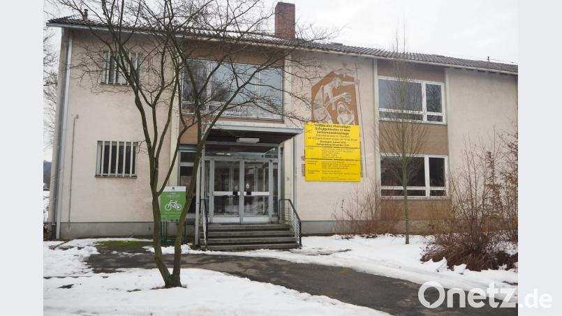 Die gelbe Bautafel neben dem Eingang zum Schulgebäude von 1965 verkündet den Umbau in eine Seniorenwohnanlage. Bild: bl
