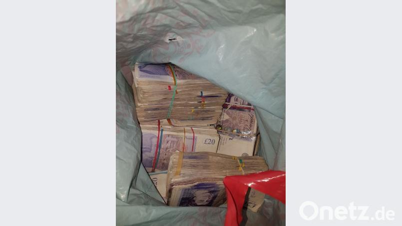 900 Pfund pro Person wurden von den Hintermännern an die rumänischen Fahrer ausbezahlt. Zwischen den Smartphones wanderten per Whatsapp Bilder von Geldbündeln hin und her. Für eine Lkw-Tour kamen allein für den Fahrer damit rund 36 000 Pfund zusammen. Bild: Bundespolizei