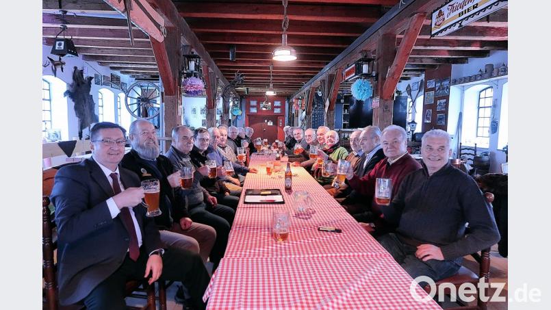 19 ehemalige Mitarbeiter der Schlossbrauerei Friedenfels kamen zum ersten offiziellen Treffen eines Brauerei-Rentnerstammtisches. Otto Geyer und Bernhard Zötzl (Zweiter und Dritter von links) sowie Helmut Keck (rechts) hatten das Treffen organisiert und vorbereitet. Geschäftsführer Thomas Schultes (links) und Braumeister Christian Mitterbauer (Vierter von links) wünschten dem Stammtisch, der sich künftig regelmäßig trifft, viel Erfolg und ihren ehemaligen Mitarbeitern weiterhin viel Gesundheit. Bild: bsc