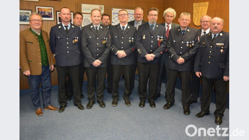 Staatliche Ehrungen für 25 und 40 Jahre aktive Tätigkeit in der Feuerwehr gab es jetzt im Rathaus Pechbrunn. Unser Bild zeigt (von links) Bürgermeister Toni Dutz (Wiesau), Michael Neumann, Kreisbrandinspektor Stefan Gleißner, Manfred Beer, Kreisbrandmeister Florian Trießl, Werner Rögner, Bürgermeister Gottfried Härtl (Friedenfels), Detlef Syring, Landrat Wolfgang Lippert, Thomas Völkl, Bürgermeister Ernst Neumann (Pechbrunn) und Kreisbrandrat Andreas Wührl. Bild: jr
