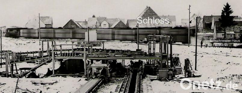 Mitten durch den Ort – vorbei am Schloss, dem ältesten Gebäude Steinbergs – fuhren Tag und Nacht die Kohlenzüge Repro: sja