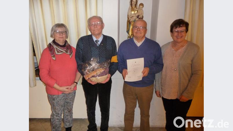Seit 60 Jahren hält Adolph Honold (Zweiter von links) seiner Kolpingsfamilie St. Marien die Treue. Der Jubilar wird eingerahmt von den Vorstandsmitgliedern Inge Lindenthaler, Hans Schötz und Gabi Schötz. Bild: bba