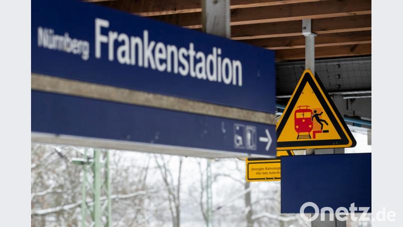 Bei einem Streit in Nürnberg sind zwei Männer von einer S-Bahn überfahren und getötet worden. Nach Angaben der Polizei gerieten an der Haltestelle in der Nacht zum 26. Januar mehrere Leute aneinander. Drei Männer fielen bei dem Streit auf die Gleise. Bild: Daniel Karmann/dpa