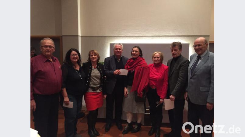 Turnierleiter Karl-Heinz Schmidt (von links) mit den Siegerpaaren Doris Flierl und Michaela Winkler, Birgit und Thomas Marx, Margaretha und Hans-Peter Kainz und Präsident Albert Kaltenthaler. Bild: exb