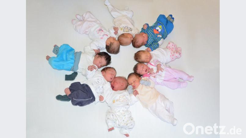 Neun der elf neuen Schwandorfer Erdenbürger, die zwischen Freitag und Sonntag auf die Welt kamen, haben es gleichzeitig aufs Foto geschafft. Bild: Claudia Seitz