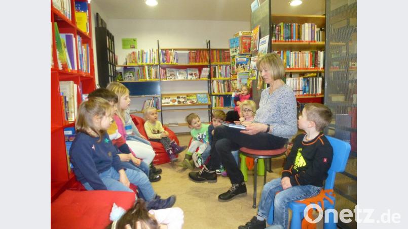 Die Kinder lauschten Anne Bodensteiner, die aus &quot;Der kleine Fuchs im Winterwald&quot; vorlas. Bild: hos