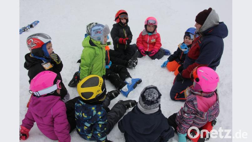 Theorie-Unterricht vor der ersten Fahrt auf den Skiern. Bild: kro