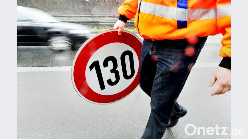 Ein Mitarbeiter der Autobahnmeisterei trägt auf der Autobahn 661 bei Frankfurt ein Schild zur Höchstgeschwindigkeit von 130 Stundenkilometern. Bild: Marius Becker/dpa