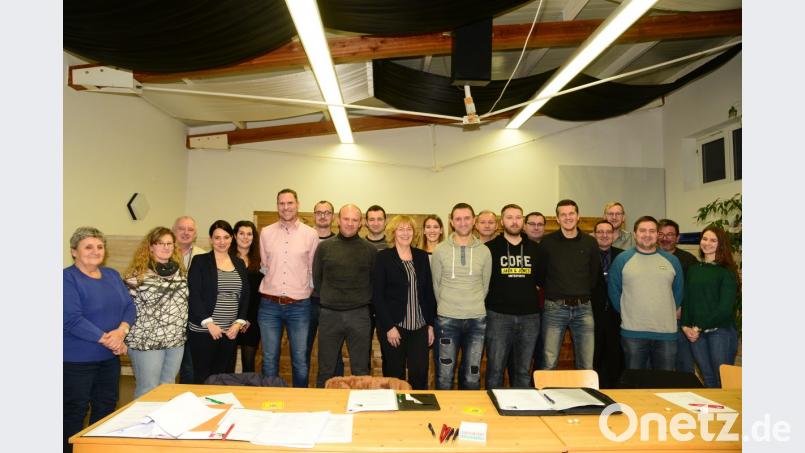 Groß ist die Bereitschaft der Mitglieder des FC Luhe-Markt, das Vorstandsteam mit Vorsitzendem Andreas Hammer (Sechster von links), Josef Kellner, Sigrid Ziegler, Timo Kreuzer und Peter Müller (vordere Reihe, von links) zu unterstützen. Bild: bey