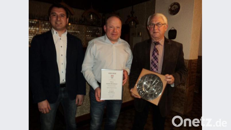 Stellvertretender Bürgermeister Kurt Koppmann (rechts) überreichte die Ehrengabe der Stadt Nabburg an Herbert Mutzbauer (Mitte). SV-Vorsitzender Christian Beer gratulierte. Bild: ksi