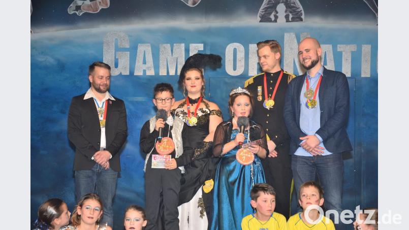 Kurzweilig und abwechslungsreich moderieren (von links) Präsident Tobias Plödt, Kinderprinz Paul, Prinzessin Isabella II, Kinderprinzessin Anna, Prinz Jonas I. und Vizepräsident Thomas Daschner durch einen wunderschönen Familienball. Bild: fjo