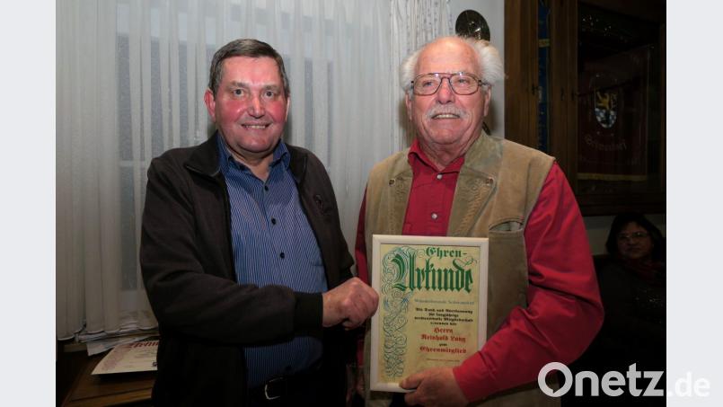 Vorsitzender Hans Müller (links) ernannte Reinhold Lang (rechts) zum Ehrenmitglied der Schwandorfer Wanderfreunde. Bild: Hirsch
