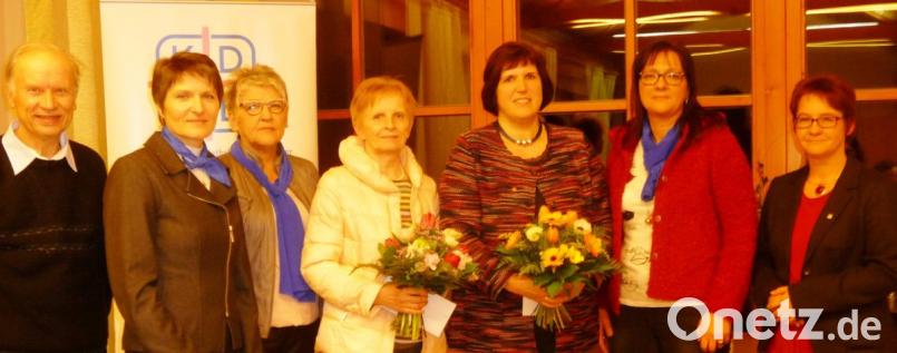 Bei der Jahreshauptversammlung des Katholischen Frauenbundes werden zwei verdiente Mitglieder mit der Ehrennadel in Gold ausgezeichnet (von links): Stadtpfarrer Hans-Peter Bergmann, Irmgard Sellmeyer, Irmgard Müller, Rosmarie Staudigl, Roswitha Wendl, Gerlinde Siegert und die stellvertretende Diözesanvorsitzende Luitgard Hartl. Bild: u