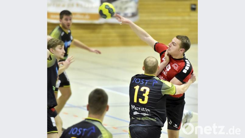 Der Sulzbacher Spielmacher Daniel Luber (rechts) wird beim Abspiel vom Laufer Tim Meier attackiert. Bild: Ziegler