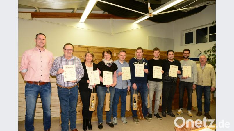 Vorsitzender Andreas Hammer (links) und Ehrenamtsbeauftragter Dietmar Wagner (rechts) ehrten die langjährigen Mitglieder mit Rudi Schimetscheck (50 Jahre), Gabriele Wagner, Christine Schwab, Jonas Stangl, Simon Drexler, Jacob Drexler, Kilian Braun und Johannes Bayerl (mit Urkunden von links). Bild: bey
