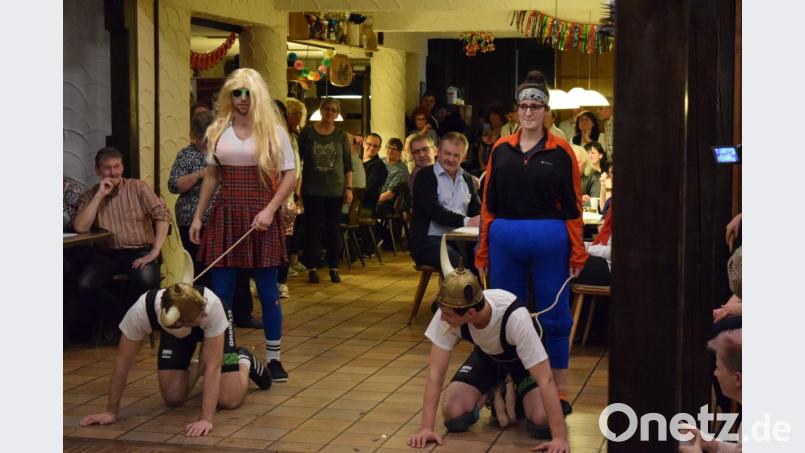 Die Spannung im Krämerhof war fast mit Händen greifbar, als sich die Gespanne zum Hornochsenrennen aufstellten. Bild: amö