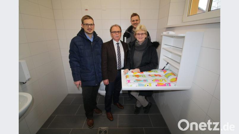 Präsentieren den neuen Wickeltisch im Haus der Heimat. Lukas Emmerich (von links), Werner Walberer, Sebastian Hösl und Charlotte Hautmann. Bild: bjp