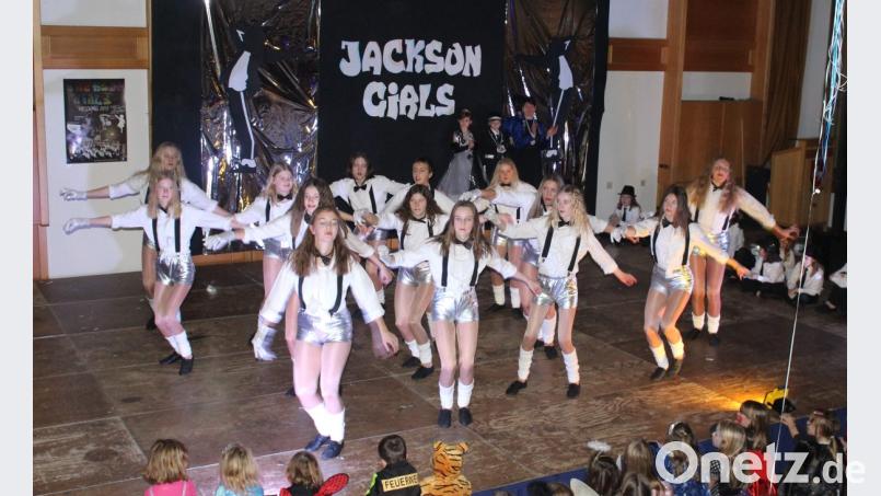 Für einen furiosen Faschingsstart sorgen im Josefshaus die Kinder- und Jugendgarde des Musikzugs. Als Jackson Girls ernten die Mädchen für ihre Showtanz-Auftritte stehende Ovationen. Bild: u