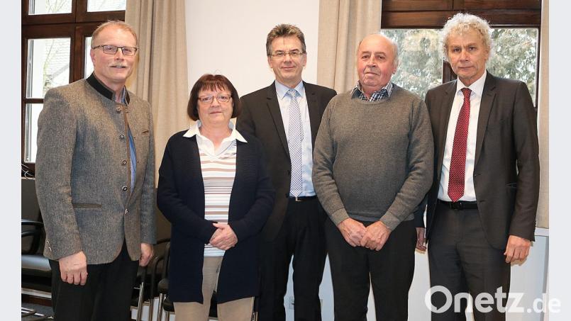 Personalrat Max Bindl (links) gratulierte zusammen mit Personalchef Walter Brucker (Mitte) und Landrat Wolfgang Lippert den beiden Landkreis-Mitarbeitern Sibylle Eber und Erich Scharnagl zum bevorstehenden Ruhestand, verbunden mit den besten Wünschen für die kommenden Jahre. Bild: exb