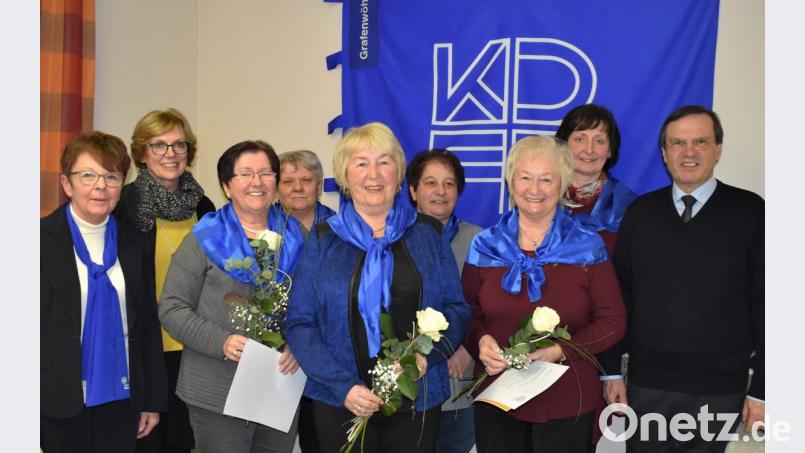 Renate Aumüller (Dritte von rechts), Christa Prößl (Fünfte von rechts) und Gerlinde Dobmann (Dditte von links) wurden vom FB-Team, dem geistlichen Beirat und Rita König (links) willkommen geheißen. Bild: rgr