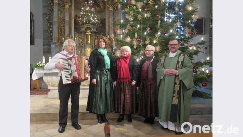 Stadtpfarrer Konrad Amschl dankt den Sängerinnen Sieglinde Wick, Monika Fink, Sonja Sporrer und ihrem Begleiter Josef Zaglmann (von rechts) für die Aufführung der „Deutschen Bauernmesse“ von Annette Thoma. Bild: jzk