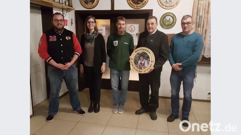 Die Erstplatzierten gemeinsam mit dem Spender der Geburtstagsscheibe: von links Sascha Glaser, Christina Rank, zweiter Vorsitzender Hannes Ködel, Vorsitzender und Spender der Geburtstagsscheibe, Karl-Heinz Glaser, sowie Markus Wunderlich. Bild: fppö