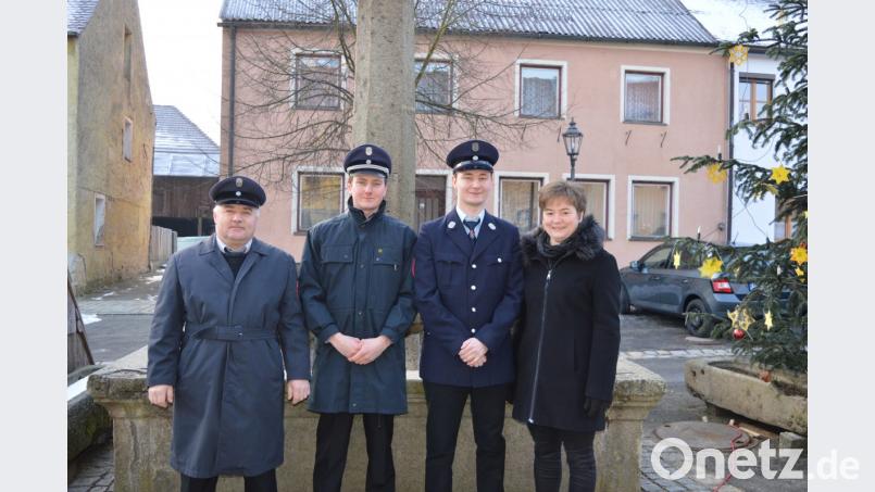 Bürgermeisterin Sonja Meier dankte "Notkommandant" Alfred Frischmann (links) für seine Bereitschaft, vorübergehend als erster Kommandant tätig zu sein. Mit Sebastian Ruml (Zweiter von links) und Johannes Frischmann als neue Kommandanten hat die Feuerwehr Pondorf nun keine Nachwuchssorgen mehr . Bild: bej