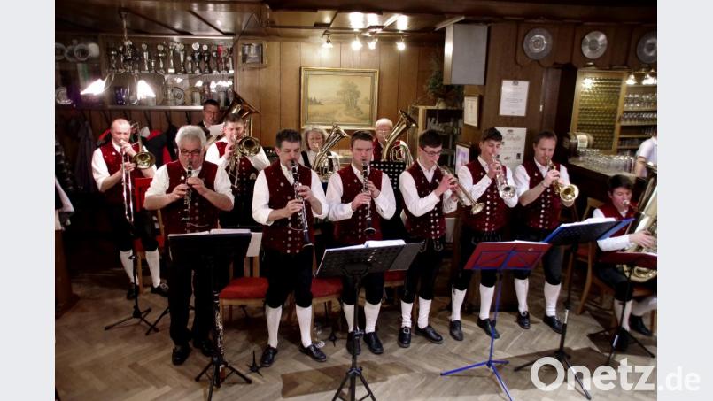 Die Gruppe In oiner Dur bietet zusammen mit den Sulzbacher Musikanten einen wahren Ohrenschmaus. Bild: müb