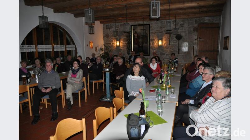 Beim KAB-Bildervortrag in der Jahreshauptversammlung sind die Teilnehmer begeistert von der Bilderreise durchs Jahr. Bild: ak