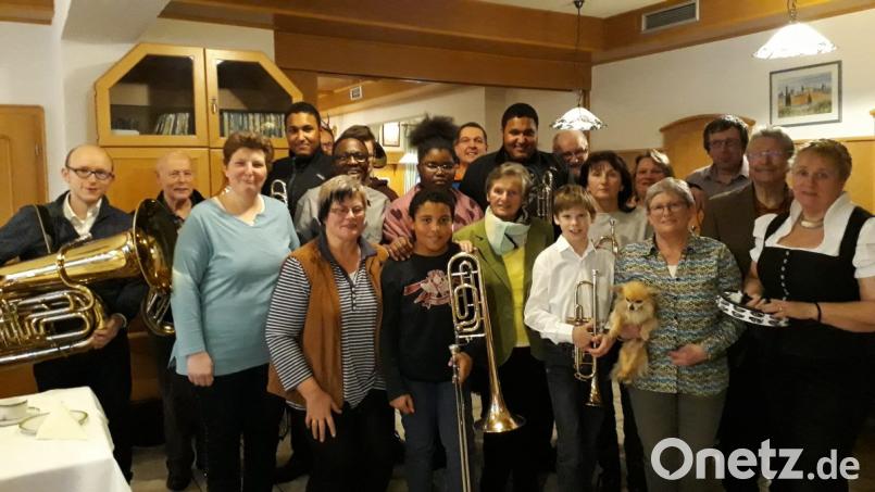 Als Super-Oma ist Inge Dütsch (Mitte mit Halstuch) stets für ihre Enkel Peter, Paul und Philipp sowie für Adoptivsohn Paolo im Einsatz. Bild: kwl