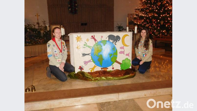 Dank Julia Franz (rechts) und Magdalena Windschiegl haben die Kirchenbesucher in der Heilig Geist Kirche das Jahresthema „Gottes Schöpfung als Geschenk und Auftrag“ jetzt auch bildlich vor Augen. Bild: exb