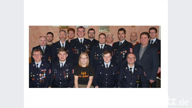 Der neue Verwaltungsrat der Feuerwehr Unterauerbach stellt eine starke Mannschaft. Neuer erster Vorsitzender ist Franz Grabinger (Siebter von links), sein Stellvertreter ist Norbert Lehner (Achter von rechts). Bild: ga