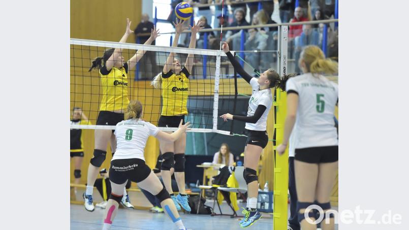 Erfolgreicher Zweierblock des SV Hahnbach, gestellt von Mittelblockerin Julia Lehmeier (links) und Diagonalspielerin Veronika Dehling (rechts).
Bild: Ziegler Bild: zg