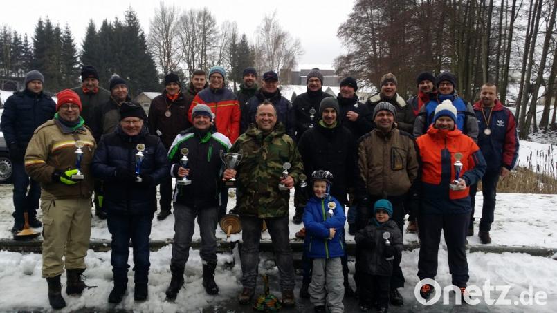 Im Bild die Teilnehmer des Eistockturniers der Siedlergemeinschaft. Bild: exb