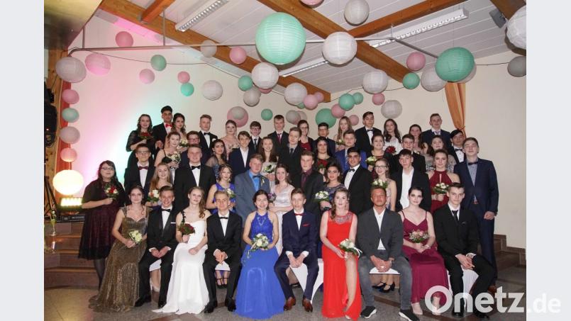 Eine glänzende Figur machten die Auerbacher Mittelschüler beim Abschlussball ihres Tanzkurses. Auch die Dekoration im Saal setzten sie selbst in Szene. Bild: Mittelschule Auerbach