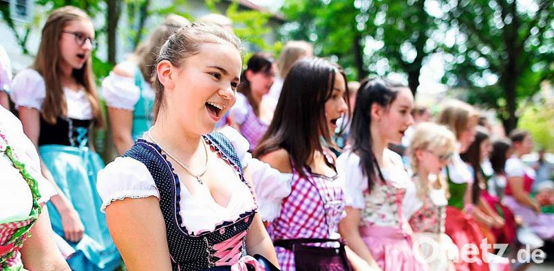 So bunt und fröhlich ging es vor zwei Jahren beim Chorfest des Fränkischen Sängerbunds in Coburg zu. Dieses Jahr ist Weiden Ausrichter der stimmkräftigen Veranstaltung, die Tausende Besucher anlocken soll. Dabei sollten die Trachten nicht täuschen. Die teilnehmenden Chöre wollen traditionelles Liedgut zum Teil modern interpretieren, und auch der Bereich Pop soll nicht zu kurz kommen. Bild: exb/Fränkischer Sängerbund