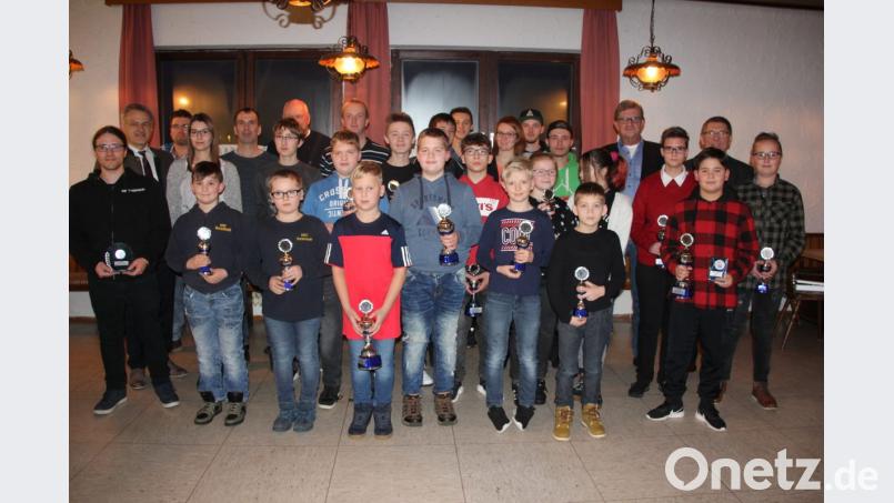 Die Besten der Landkreismeisterschaft im Kart- und Motorsport mit ihren Pokalen. Bild: kro